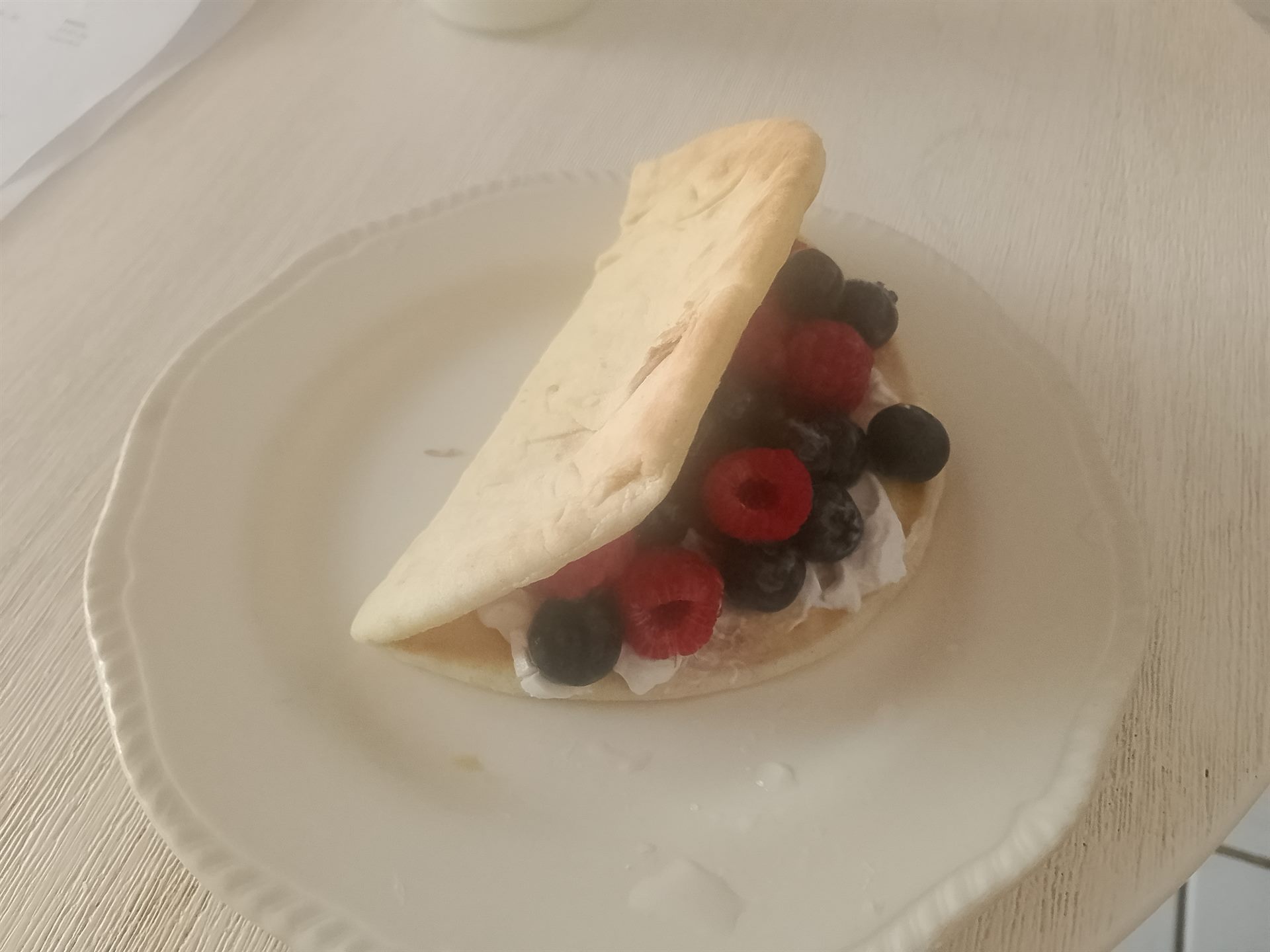 Helvetische flatbreads, hartig en zoet, met vegan roomkaas en seizoensfruit