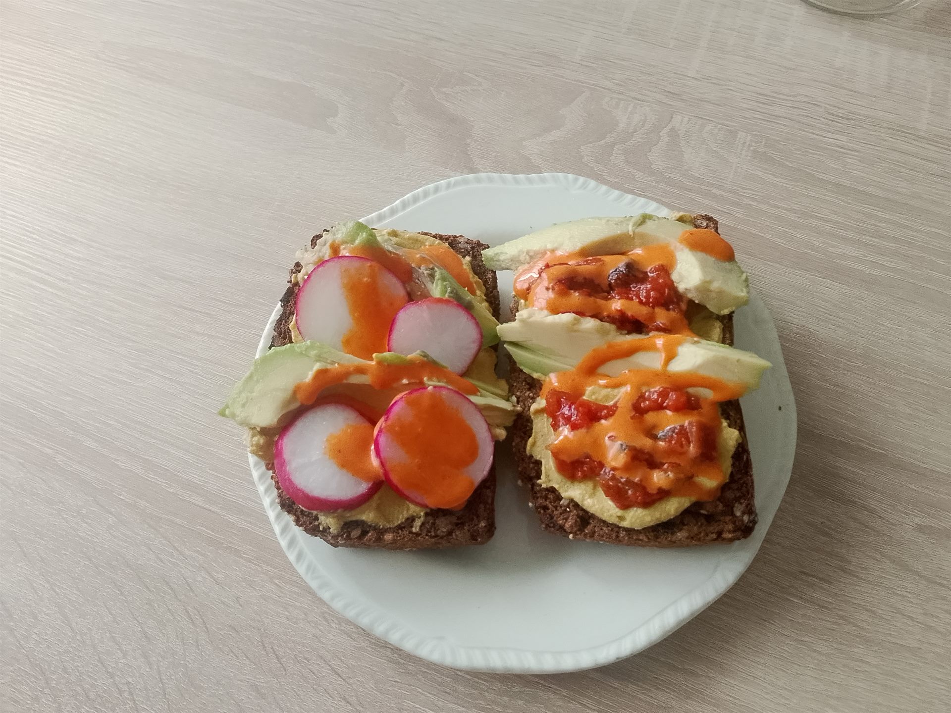 Keltisch krachtbrood met hummus, avocado en radijs
